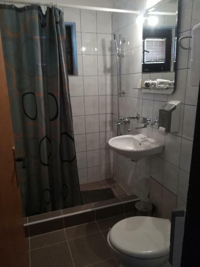 Lazarev Konak Banja Koviljača Buitenkant foto
